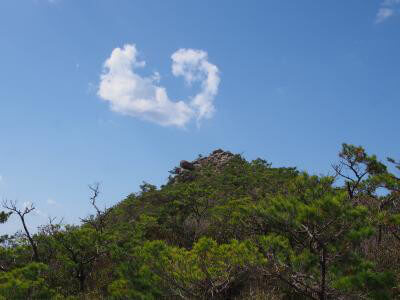 伊是名島　チジン山　ハートの形の雲