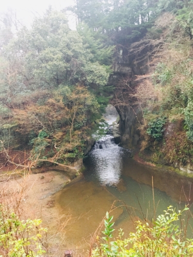 濃溝の滝　亀岩の洞窟